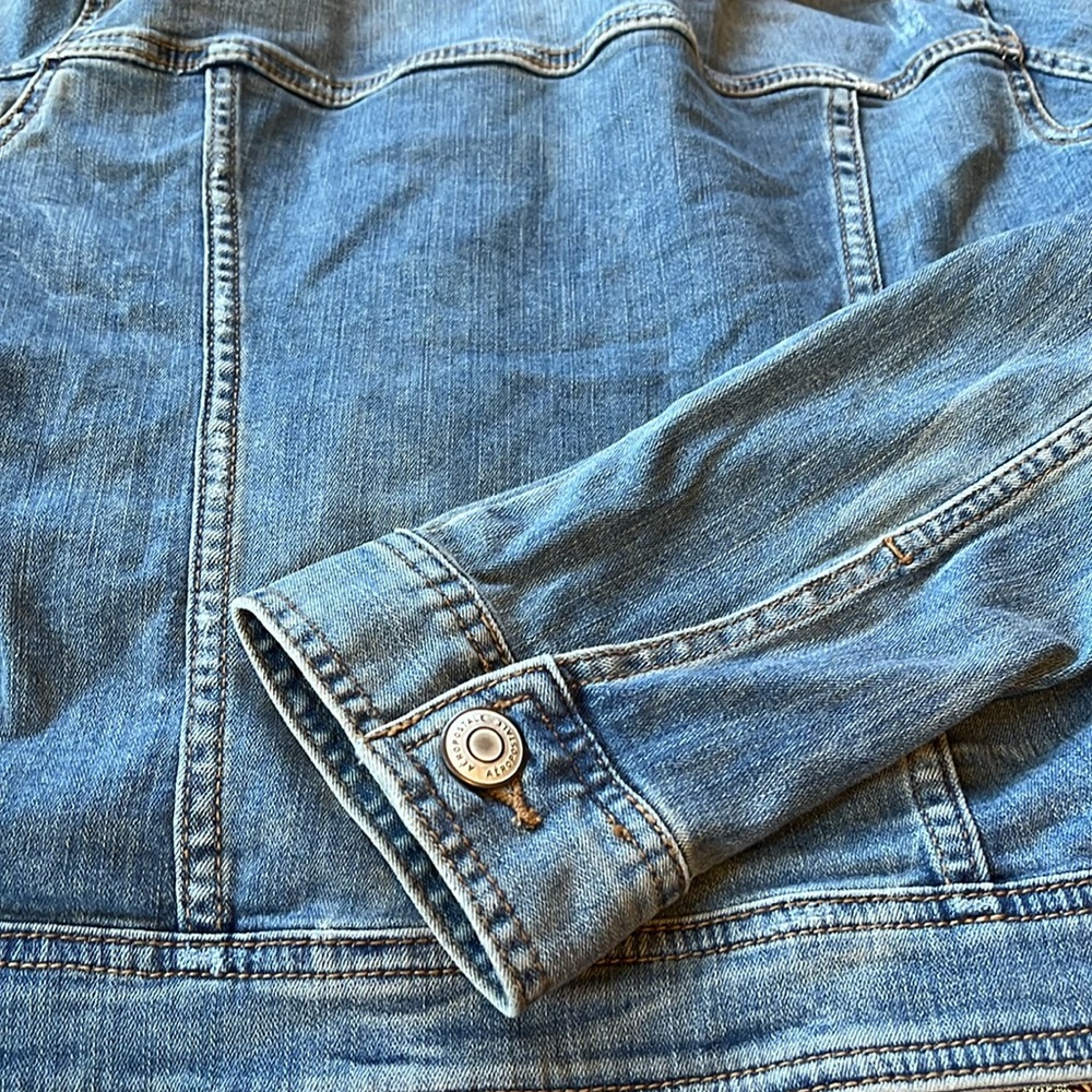 Aeropostale Light weight stretch medium wash Denim Jean Jacket Size Medium - Picture 15 of 15